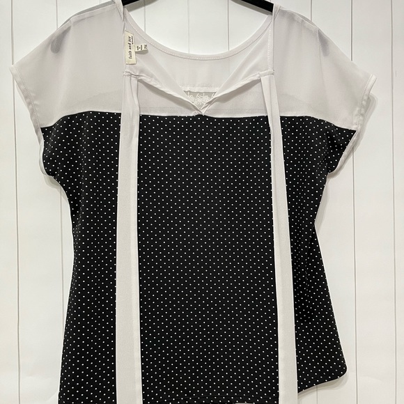 Short Sleeve dot print Top - Picture 4 of 9